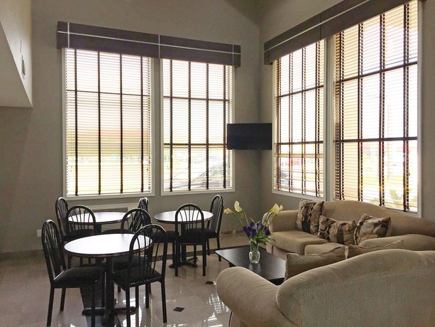 Imagen del bar/restaurante del Hotel Americas Best Value Inn and Suites Mont Belvieu Houston. Foto 3