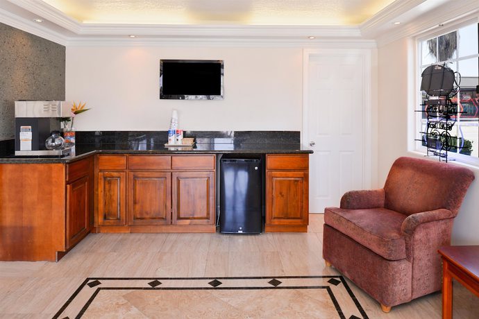 Imagen del bar/restaurante del Hotel Americas Best Value Inn and Suites San Bernardino. Foto 2