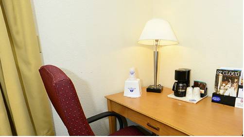 Imagen de la habitación del Hotel Americas Best Value Inn and Suites St. Cloud. Foto 9
