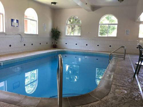 Imagen de la piscina del Hotel Americas Best Value Inn and Suites St. Louis, St. Charles Inn. Foto 16