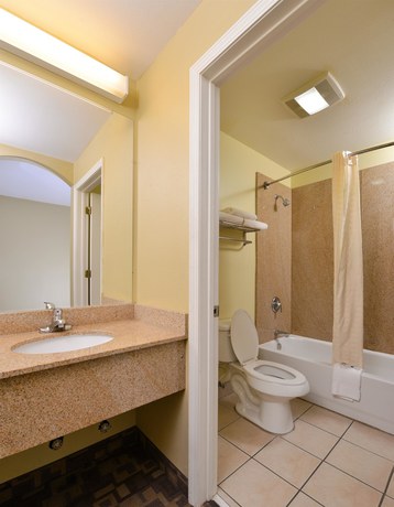 Imagen de la habitación del Hotel Americas Best Value Inn and Suites University Ave. Foto 15