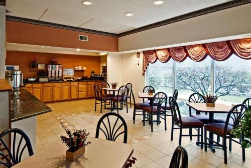 Imagen del bar/restaurante del Hotel Americas Best Value Inn and Suites Waukegan Gurnee. Foto 7