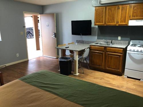 Imagen de la habitación del Hotel Americas Best Value Inn and Suites Yukon Oklahoma City. Foto 10