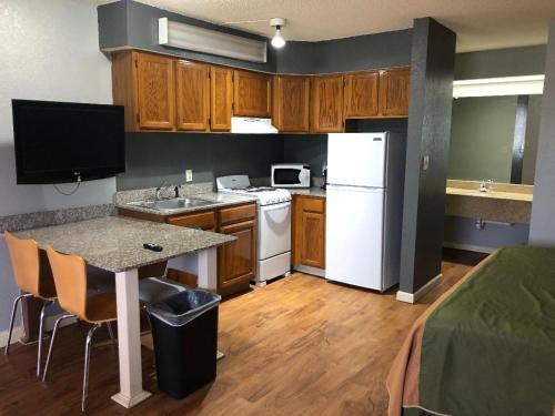 Imagen de la habitación del Hotel Americas Best Value Inn and Suites Yukon Oklahoma City. Foto 12