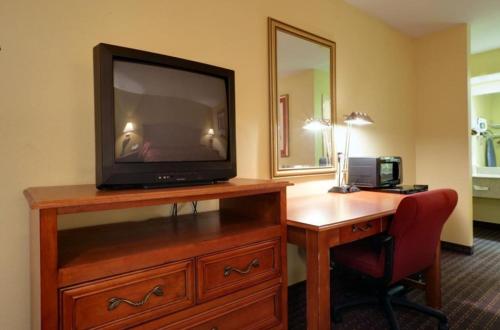 Imagen de la habitación del Hotel Americas Best Value Inn and Suites Yukon Oklahoma City. Foto 13