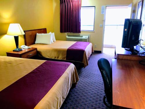 Imagen de la habitación del Hotel Americas Best Value Inn and Suites Yukon Oklahoma City. Foto 14