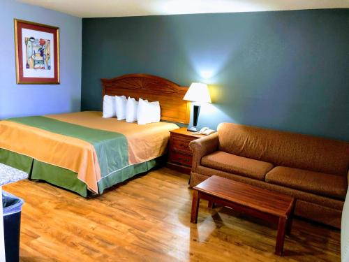 Imagen de la habitación del Hotel Americas Best Value Inn and Suites Yukon Oklahoma City. Foto 16