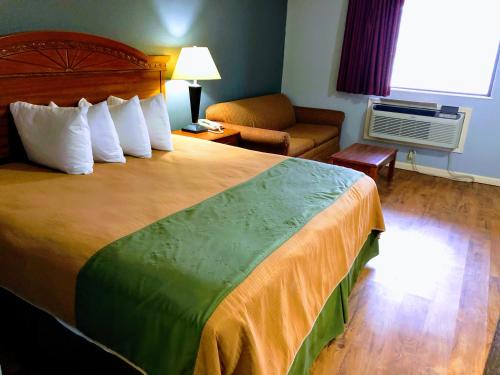 Imagen de la habitación del Hotel Americas Best Value Inn and Suites Yukon Oklahoma City. Foto 17