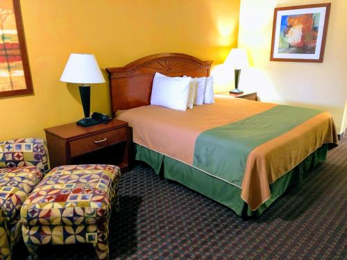 Imagen de la habitación del Hotel Americas Best Value Inn and Suites Yukon Oklahoma City. Foto 19