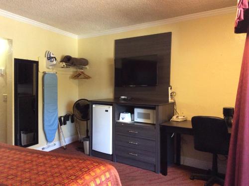 Imagen de la habitación del Hotel Americas Best Value Presidents Inn On Munras. Foto 19