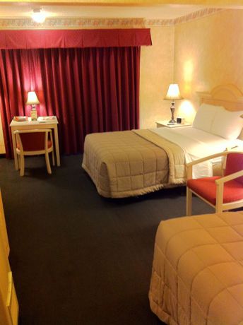 Imagen de la piscina del Hotel Americas Best Value Presidents Inn On Munras. Foto 16