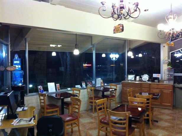 Imagen del bar/restaurante del Hotel Americas Best Value Presidents Inn On Munras. Foto 5