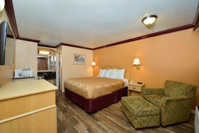 Imagen de la habitación del Hotel America's Deluxe Inn. Foto 2