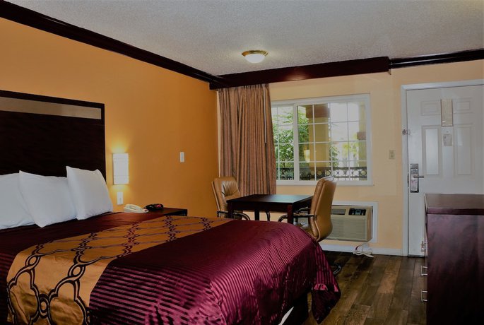 Imagen de la habitación del Hotel America's Deluxe Inn. Foto 3