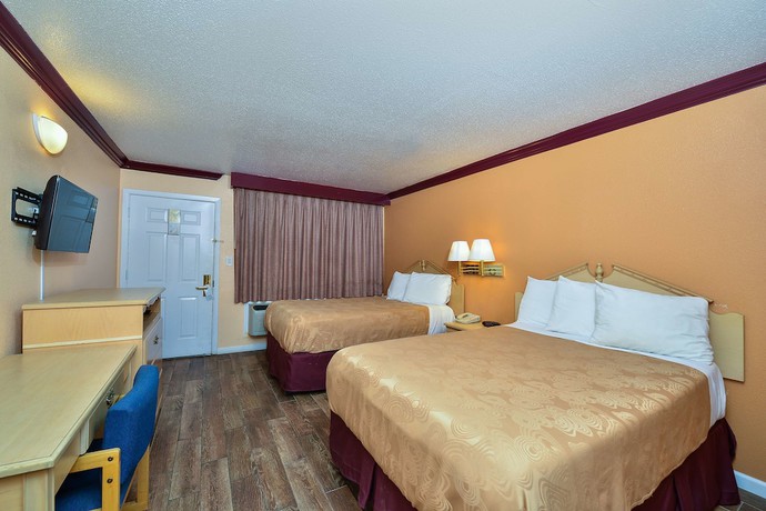 Imagen de la habitación del Hotel America's Deluxe Inn. Foto 4