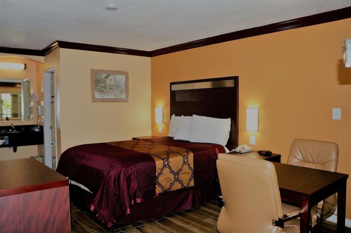Imagen de la habitación del Hotel America's Deluxe Inn. Foto 6
