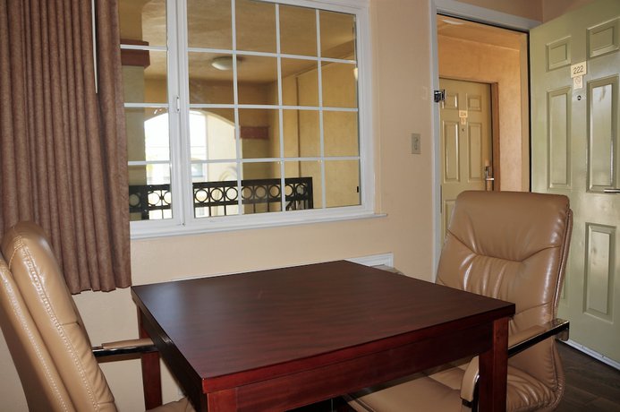 Imagen de la habitación del Hotel America's Deluxe Inn. Foto 7