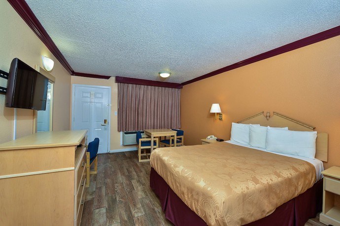 Imagen de la habitación del Hotel America's Deluxe Inn. Foto 8