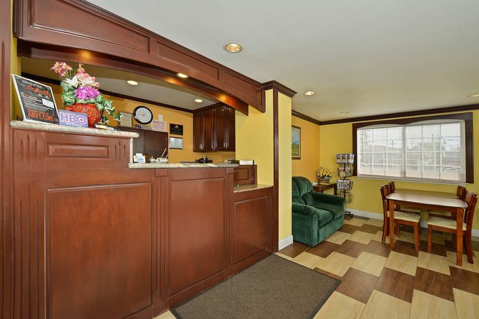 Imagen de los interiores del Hotel America's Deluxe Inn. Foto 20