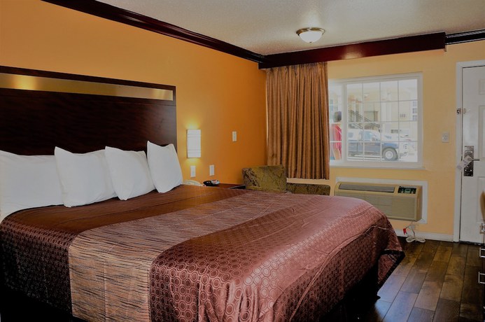 Imagen de la habitación del Hotel America's Deluxe Inn. Foto 14