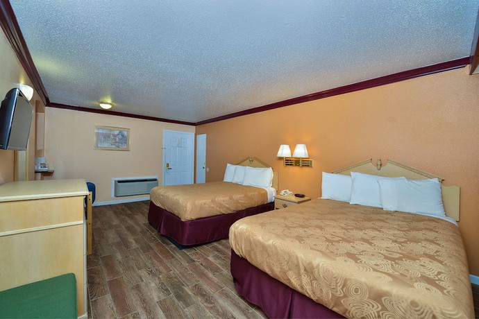 Imagen de la habitación del Hotel America's Deluxe Inn. Foto 18