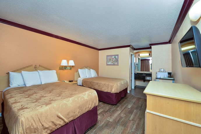 Imagen de la habitación del Hotel America's Deluxe Inn. Foto 19