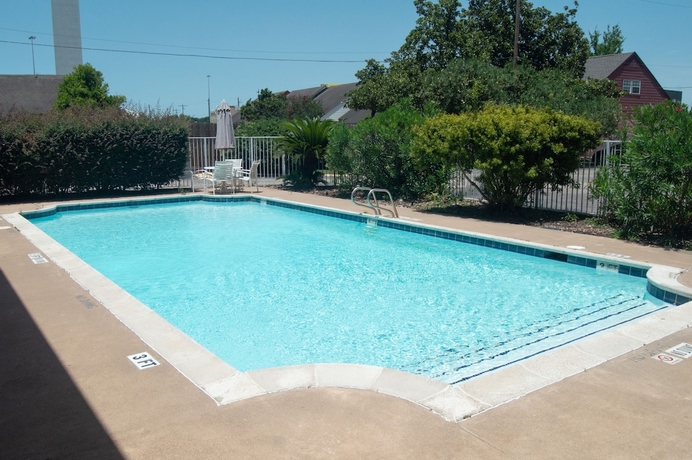 Imagen de la piscina del Hotel America's Inn - Houston. Foto 12