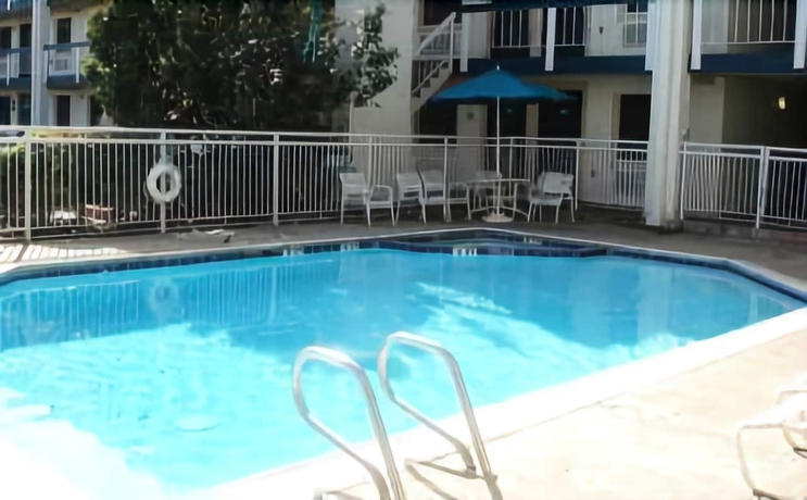 Imagen de la piscina del Hotel America's Inn Sugarland Stafford. Foto 13