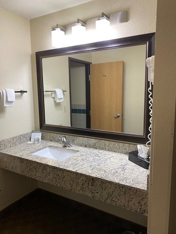 Imagen de la habitación del Hotel Americinn By Wyndham Ames. Foto 8