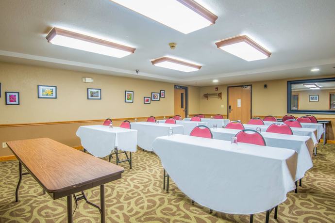 Imagen de los interiores del Hotel Americinn By Wyndham Ames. Foto 16