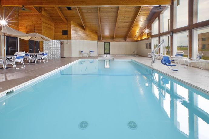 Imagen de la piscina del Hotel Americinn By Wyndham Bay City. Foto 18