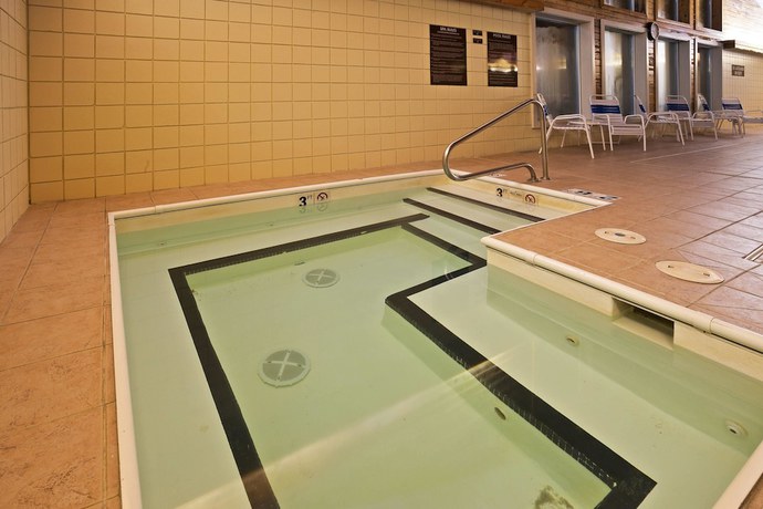 Imagen de la piscina del Hotel Americinn By Wyndham Bay City. Foto 20