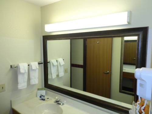 Imagen de la habitación del Hotel Americinn By Wyndham Bismarck. Foto 7