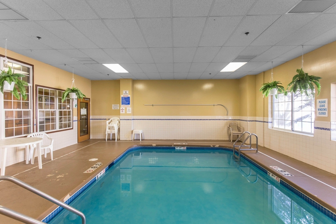 Imagen de la piscina del Hotel Americinn By Wyndham Cedar Rapids North. Foto 16