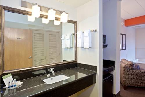 Imagen de la habitación del Hotel Americinn By Wyndham Chanhassen. Foto 9