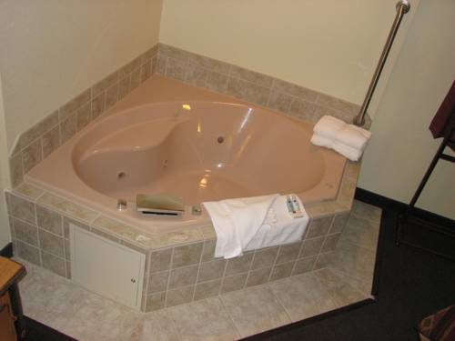 Imagen de la habitación del Hotel Americinn By Wyndham Cody. Foto 8