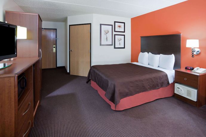 Imagen de la habitación del Hotel Americinn By Wyndham Coon Rapids. Foto 10