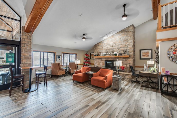 Imagen de los interiores del Hotel Americinn By Wyndham Coon Rapids. Foto 13