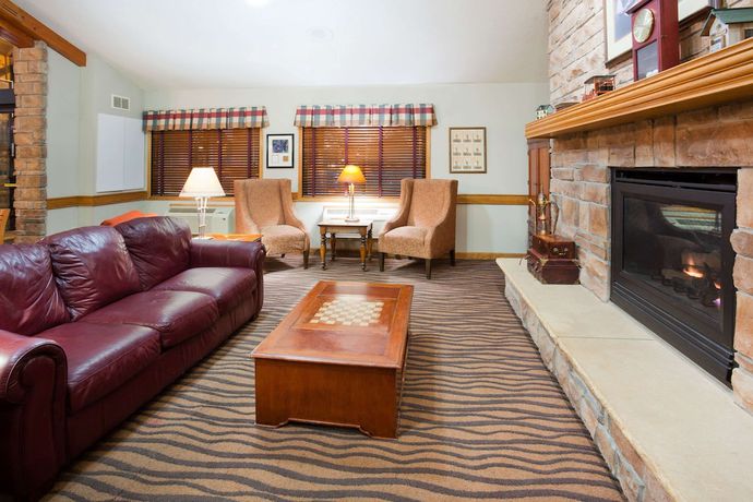 Imagen de los interiores del Hotel Americinn By Wyndham Coon Rapids. Foto 15