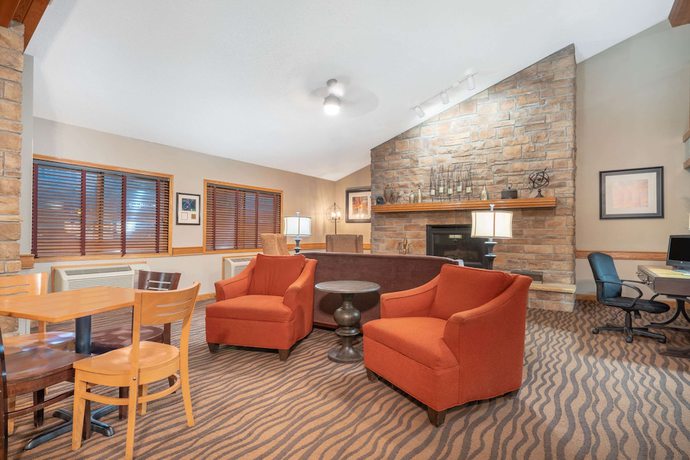 Imagen de los interiores del Hotel Americinn By Wyndham Coon Rapids. Foto 18