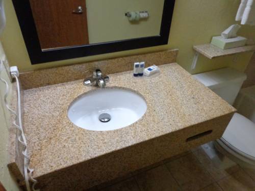 Imagen de la habitación del Hotel Americinn By Wyndham Council Bluffs. Foto 8