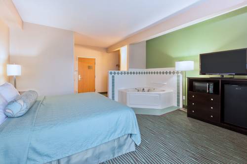 Imagen de la habitación del Hotel Americinn By Wyndham Des Moines Airport. Foto 10