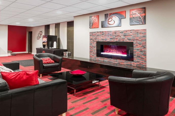 Imagen de los interiores del Hotel Americinn By Wyndham Janesville. Foto 17