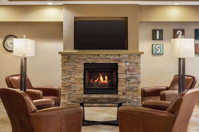 Imagen de los interiores del Hotel Americinn By Wyndham Madison West. Foto 17