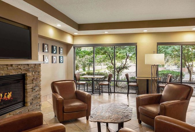 Imagen de los interiores del Hotel Americinn By Wyndham Madison West. Foto 18