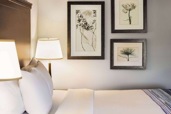 Imagen de la habitación del Hotel Americinn By Wyndham Madison West. Foto 12