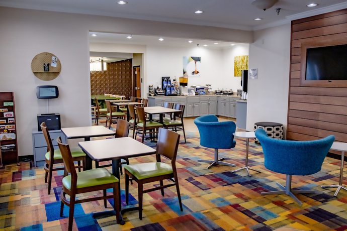 Imagen de los interiores del Hotel Americinn By Wyndham Minot. Foto 16