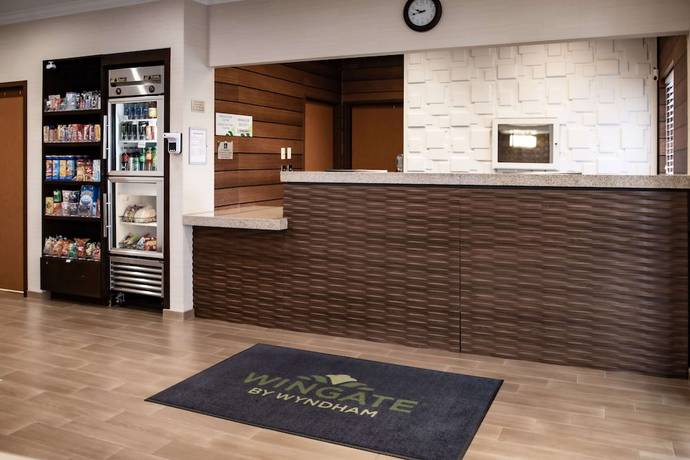 Imagen de los interiores del Hotel Americinn By Wyndham Minot. Foto 17