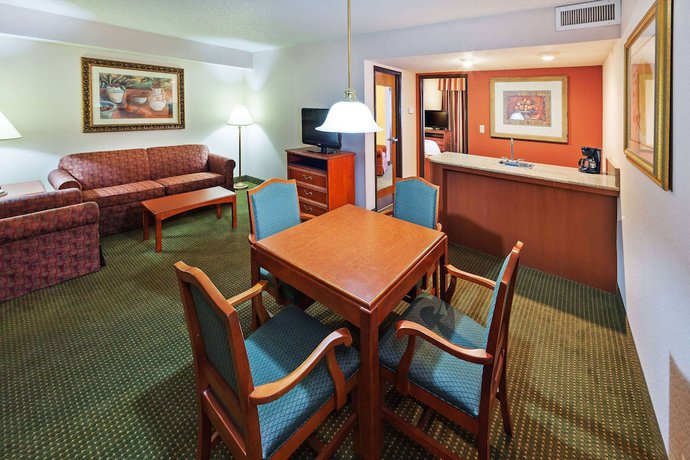 Imagen de la habitación del Hotel Americinn By Wyndham Omaha. Foto 6