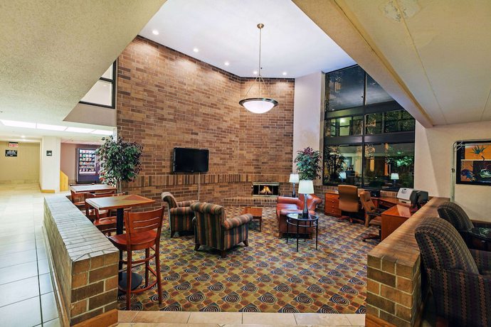 Imagen de los interiores del Hotel Americinn By Wyndham Omaha. Foto 16